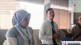 Hendra, Manager Keperawatan RS Hastien saat memberikan keterangan kepada media untuk menunggu hasil audit Dinkes kabupaten Karawang 