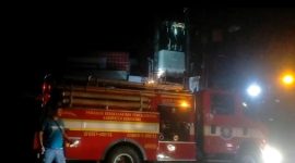 Keterangan Poto: petugas PLN dan Damkar cek lokasi gardu listrik yang korsleting di desa karyasari kecamatan Rengasdengklok
