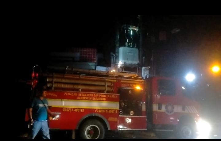 Keterangan Poto: petugas PLN dan Damkar cek lokasi gardu listrik yang korsleting di desa karyasari kecamatan Rengasdengklok
