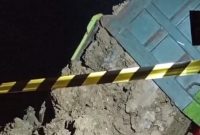 Gambar saat Mobil Dum truk menurunkan Matrial tanah 