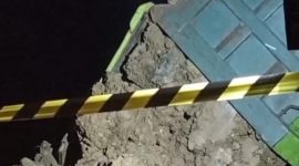 Gambar saat Mobil Dum truk menurunkan Matrial tanah 