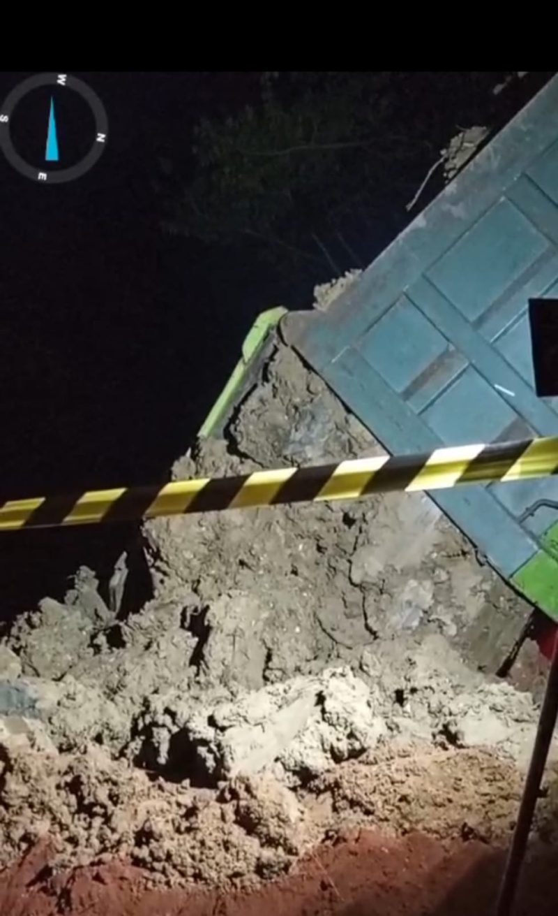 Gambar saat Mobil Dum truk menurunkan Matrial tanah 