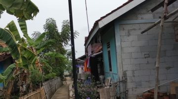 Bobrok! Tiang Wi-Fi MyRepublic Dipasang di Selokan Warga Pasirjengkol, Diduga Langgar Aturan Konstruksi dan Keselamatan