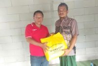 Keterangan Poto: saat penyerahan kain kapan untuk warga Bunut desa Karangsambung dari para donatur