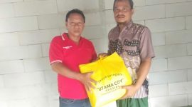 Keterangan Poto: saat penyerahan kain kapan untuk warga Bunut desa Karangsambung dari para donatur
