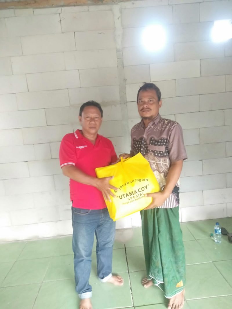 Keterangan Poto: saat penyerahan kain kapan untuk warga Bunut desa Karangsambung dari para donatur