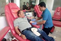 Keterangan Poto: Endang nuvo ketua AMKI Karawang saat mendonorkan darah di RSPAD Gatot Subroto Jakarta Pusat