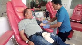Keterangan Poto: Endang nuvo ketua AMKI Karawang saat mendonorkan darah di RSPAD Gatot Subroto Jakarta Pusat