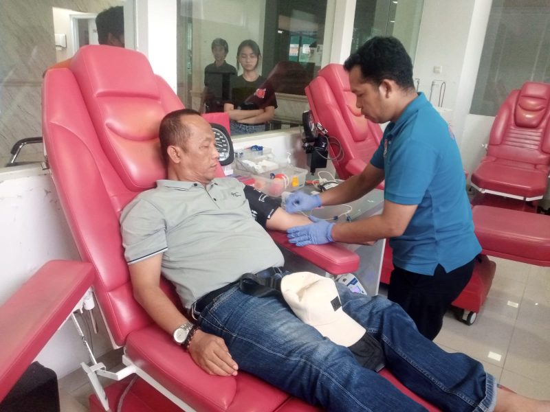 Keterangan Poto: Endang nuvo ketua AMKI Karawang saat mendonorkan darah di RSPAD Gatot Subroto Jakarta Pusat