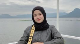 Keterangan Poto: Ratna Juwita bidan muda rumah sakit izza yang mempunyai bakat seni musik