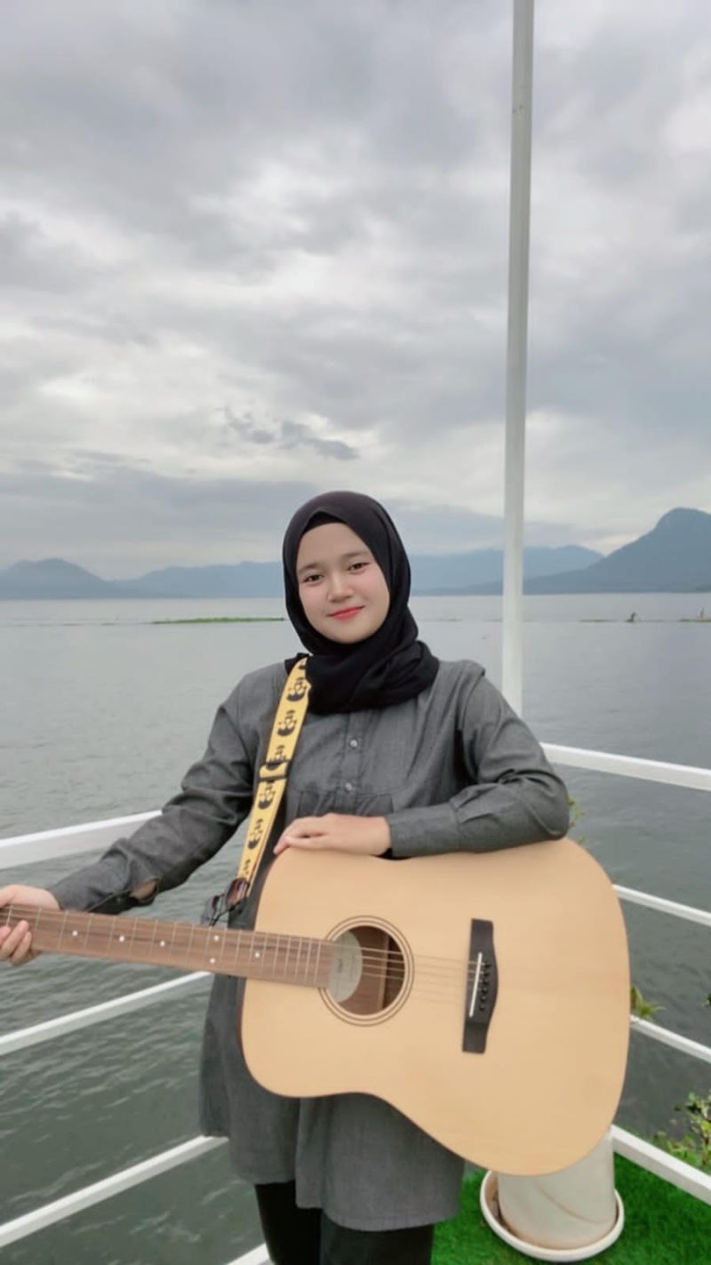 Keterangan Poto: Ratna Juwita bidan muda rumah sakit izza yang mempunyai bakat seni musik