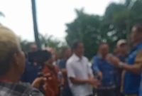 Foto screenshot dari video saat Kepala desa Purwadana dan Kepala desa Wadas 