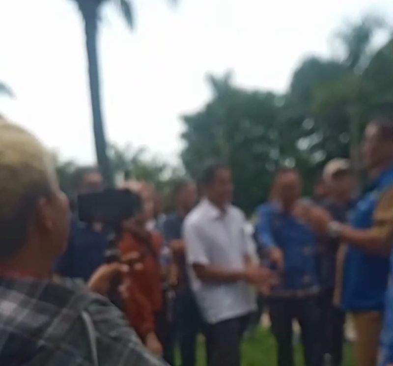 Foto screenshot dari video saat Kepala desa Purwadana dan Kepala desa Wadas 