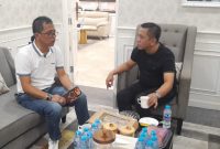 Keterangan Poto: H. Aep Syaepuloh Bupati Karawang (kanan) bersama Asep Agustian Ketua Peradi Karawang (kiri) 