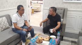 Keterangan Poto: H. Aep Syaepuloh Bupati Karawang (kanan) bersama Asep Agustian Ketua Peradi Karawang (kiri) 