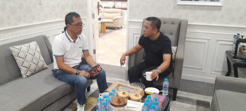 Keterangan Poto: H. Aep Syaepuloh Bupati Karawang (kanan) bersama Asep Agustian Ketua Peradi Karawang (kiri) 