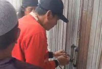 Saat puluhan warga Perumahan Taman Griya Permai, Desa Pucung, Kecamatan Kotabaru, melakukan aksi penggembokan kantor pemasaran PT Catur Tata Griya Gemilang Mandiri