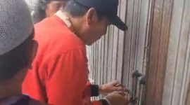 Saat puluhan warga Perumahan Taman Griya Permai, Desa Pucung, Kecamatan Kotabaru, melakukan aksi penggembokan kantor pemasaran PT Catur Tata Griya Gemilang Mandiri