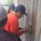 Saat puluhan warga Perumahan Taman Griya Permai, Desa Pucung, Kecamatan Kotabaru, melakukan aksi penggembokan kantor pemasaran PT Catur Tata Griya Gemilang Mandiri