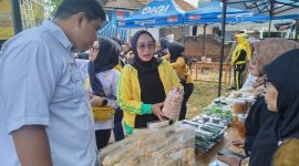 Keterangan Poto: Hj Sri Rahayu Agustina, SH anggota DPRD Provinsi Jawa Barat saat menyapa warganya