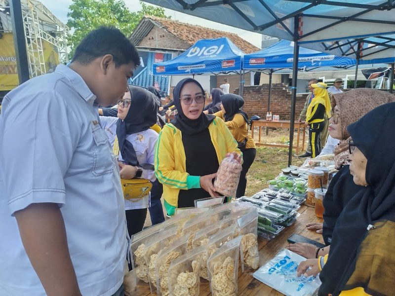 Keterangan Poto: Hj Sri Rahayu Agustina, SH anggota DPRD Provinsi Jawa Barat saat menyapa warganya