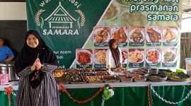 Keterangan Poto: Ela Nurlaelasari owner warung nasi prasmanan samara saat peresmian gunting pita grand opening