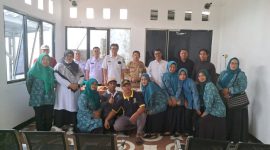keterangan Poto: Santo Kepala Desa Cengkong saat menyatakan pengunduran dirinya di rapat minggon dihadapan perangkat desa, Badan Permusyawaratan Desa (BPD), perwakilan Kecamatan Purwasari, tokoh masyarakat, serta lembaga desa