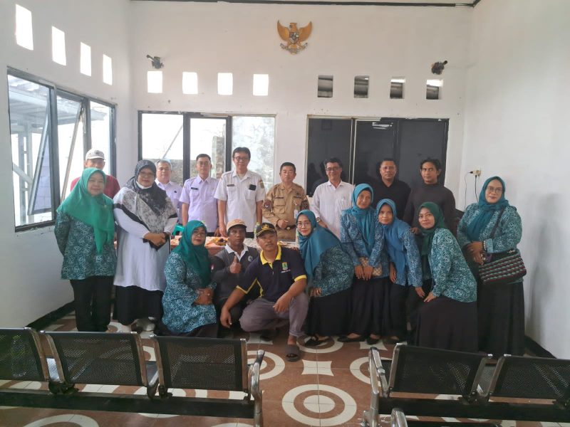 keterangan Poto: Santo Kepala Desa Cengkong saat menyatakan pengunduran dirinya di rapat minggon dihadapan perangkat desa, Badan Permusyawaratan Desa (BPD), perwakilan Kecamatan Purwasari, tokoh masyarakat, serta lembaga desa