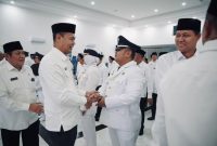 Keterangan Poto: Nabiyil Anzal Diaswara, S.Tr.IP., M.A.(sebelah kanan) yang berjabat tangan dengan Asep Aang Rahmatullah, S.STP., M.P. Sekretaris Daerah Kabupaten Karawang (sebelah kiri)