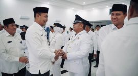Keterangan Poto: Nabiyil Anzal Diaswara, S.Tr.IP., M.A.(sebelah kanan) yang berjabat tangan dengan Asep Aang Rahmatullah, S.STP., M.P. Sekretaris Daerah Kabupaten Karawang (sebelah kiri)