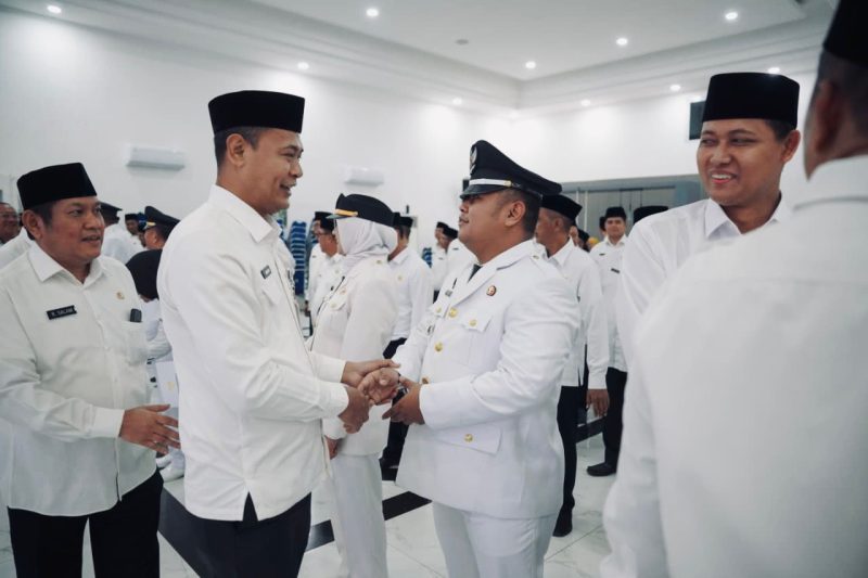 Keterangan Poto: Nabiyil Anzal Diaswara, S.Tr.IP., M.A.(sebelah kanan) yang berjabat tangan dengan Asep Aang Rahmatullah, S.STP., M.P. Sekretaris Daerah Kabupaten Karawang (sebelah kiri)