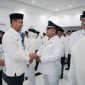 Keterangan Poto: Nabiyil Anzal Diaswara, S.Tr.IP., M.A.(sebelah kanan) yang berjabat tangan dengan Asep Aang Rahmatullah, S.STP., M.P. Sekretaris Daerah Kabupaten Karawang (sebelah kiri)