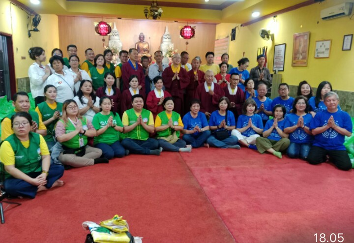 Keterangan Poto: Yayasan Ema Sian Jin Ku Poh bersama Vihara Buddha Loka Karawang menggelar kegiatan bakti sosial peduli banjir di karawang (istimewa)