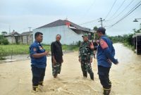 Keterangan Poto: Tim Damkar Pos Cicinde Selatan Karawang melaksanakan giat asesmen banjir di Cilamaya (istimewa)