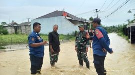 Keterangan Poto: Tim Damkar Pos Cicinde Selatan Karawang melaksanakan giat asesmen banjir di Cilamaya (istimewa)