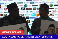 Keterangan Poto: Momen penyerahan cenderamata karikatur (doc istimewa)