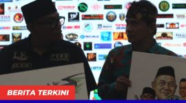 Keterangan Poto: Momen penyerahan cenderamata karikatur (doc istimewa)