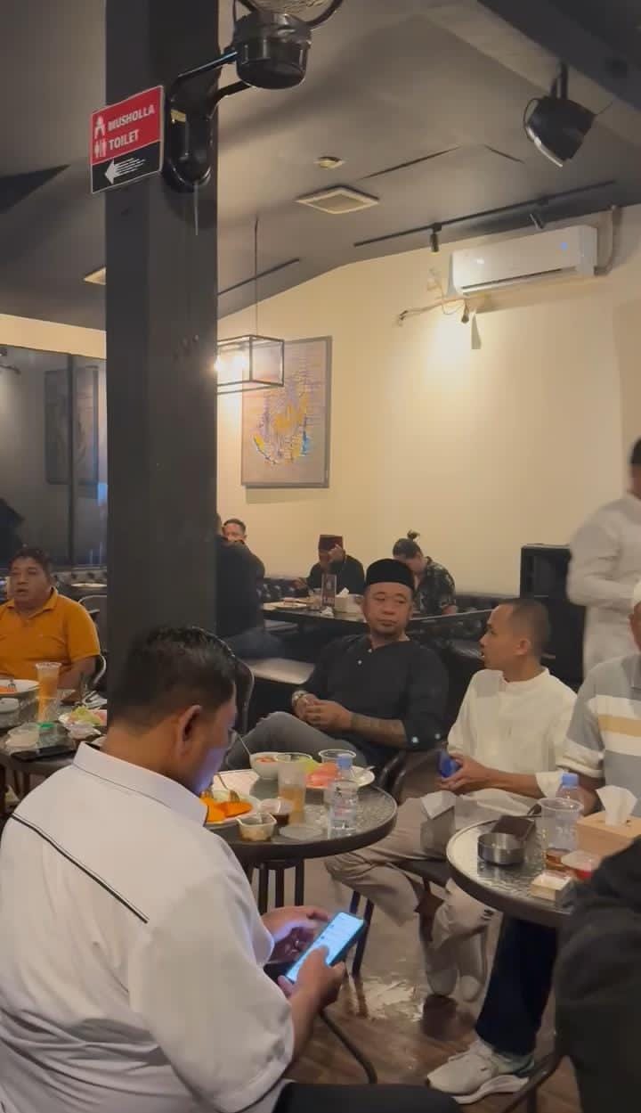 Keterangan Poto: 18 Aliansi Ormas dan LSM buka bersama di cafe Dewa Sena jalin silaturahmi