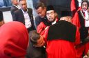 Keterangan Poto: Mantan Hakim Ketua Mahkamah Konstitusi Indonesia, Anwar Usman Pingsan Usai Prosesi Wisuda Purnabakti di Gedung MK 