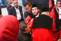Keterangan Poto: Mantan Hakim Ketua Mahkamah Konstitusi Indonesia, Anwar Usman Pingsan Usai Prosesi Wisuda Purnabakti di Gedung MK 