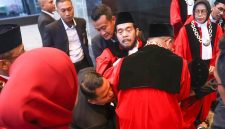 Keterangan Poto: Mantan Hakim Ketua Mahkamah Konstitusi Indonesia, Anwar Usman Pingsan Usai Prosesi Wisuda Purnabakti di Gedung MK 