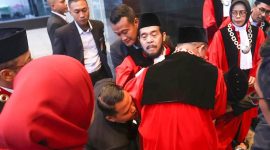 Keterangan Poto: Mantan Hakim Ketua Mahkamah Konstitusi Indonesia, Anwar Usman Pingsan Usai Prosesi Wisuda Purnabakti di Gedung MK 