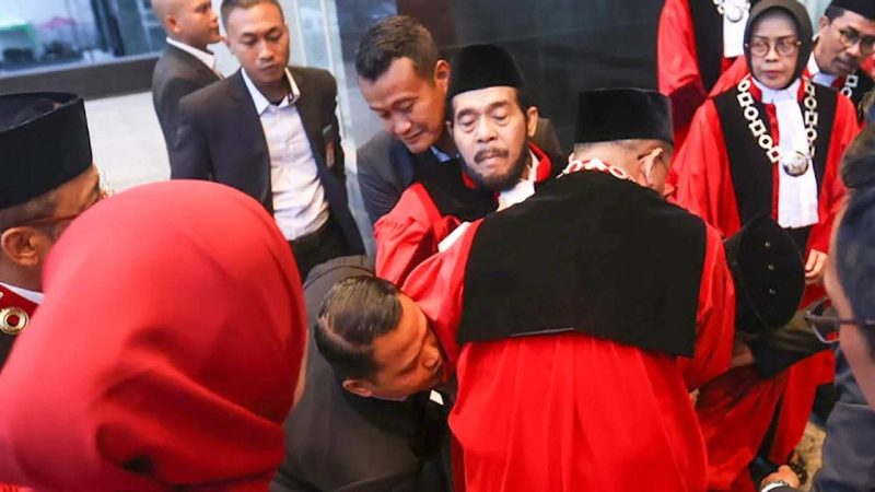Keterangan Poto: Mantan Hakim Ketua Mahkamah Konstitusi Indonesia, Anwar Usman Pingsan Usai Prosesi Wisuda Purnabakti di Gedung MK 