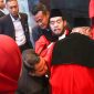 Keterangan Poto: Mantan Hakim Ketua Mahkamah Konstitusi Indonesia, Anwar Usman Pingsan Usai Prosesi Wisuda Purnabakti di Gedung MK 