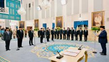 Keterangan Poto: Presiden Prabowo Subianto didampingi Wakil Presiden Gibran Rakabuming Raka secara resmi melantik sejumlah pejabat negara untuk sisa masa jabatan periode 2024–2029