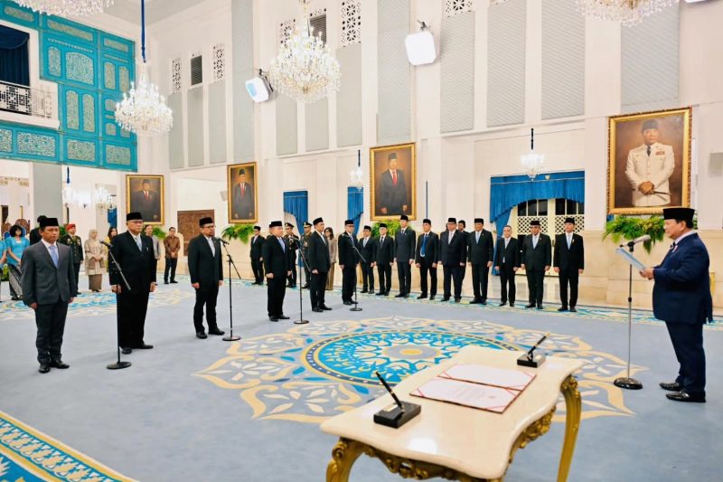 Keterangan Poto: Presiden Prabowo Subianto didampingi Wakil Presiden Gibran Rakabuming Raka secara resmi melantik sejumlah pejabat negara untuk sisa masa jabatan periode 2024–2029