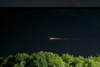 Gambar: Fenomena cahaya melintas dilangit Indonesia (video amatir)