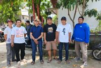 Keterangan Poto: para korban dugaan investasi bodong berdatangan ke rumah pasutri di perumahan BMP karawang