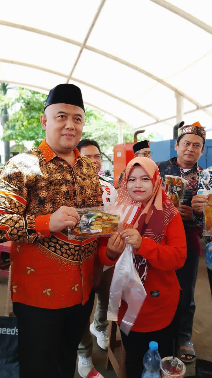 Keterangan Poto: H. Jalal Abdul Nasir, anggota DPR RI Komisi XII saat acara Halal bi Halal di DPD PKS Karawang