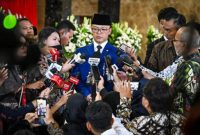 Keterangan Poto: Menteri Luar Negeri Sugiono menyampaikan keterangannya kepada awak media di Bandar Udara Internasional Soekarno Hatta, Tangerang, pada Sabtu, 4 April 2026. (Foto: BPMI Setpres